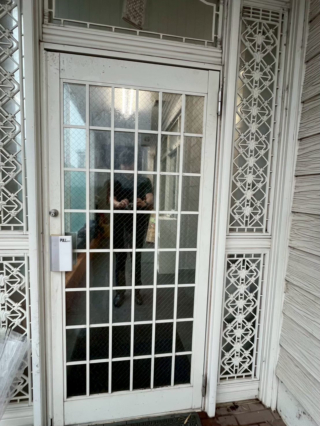 千葉県船橋市｜割れガラス交換工事（網入り透明ガラス・ひし形ワイヤー）の施工事例