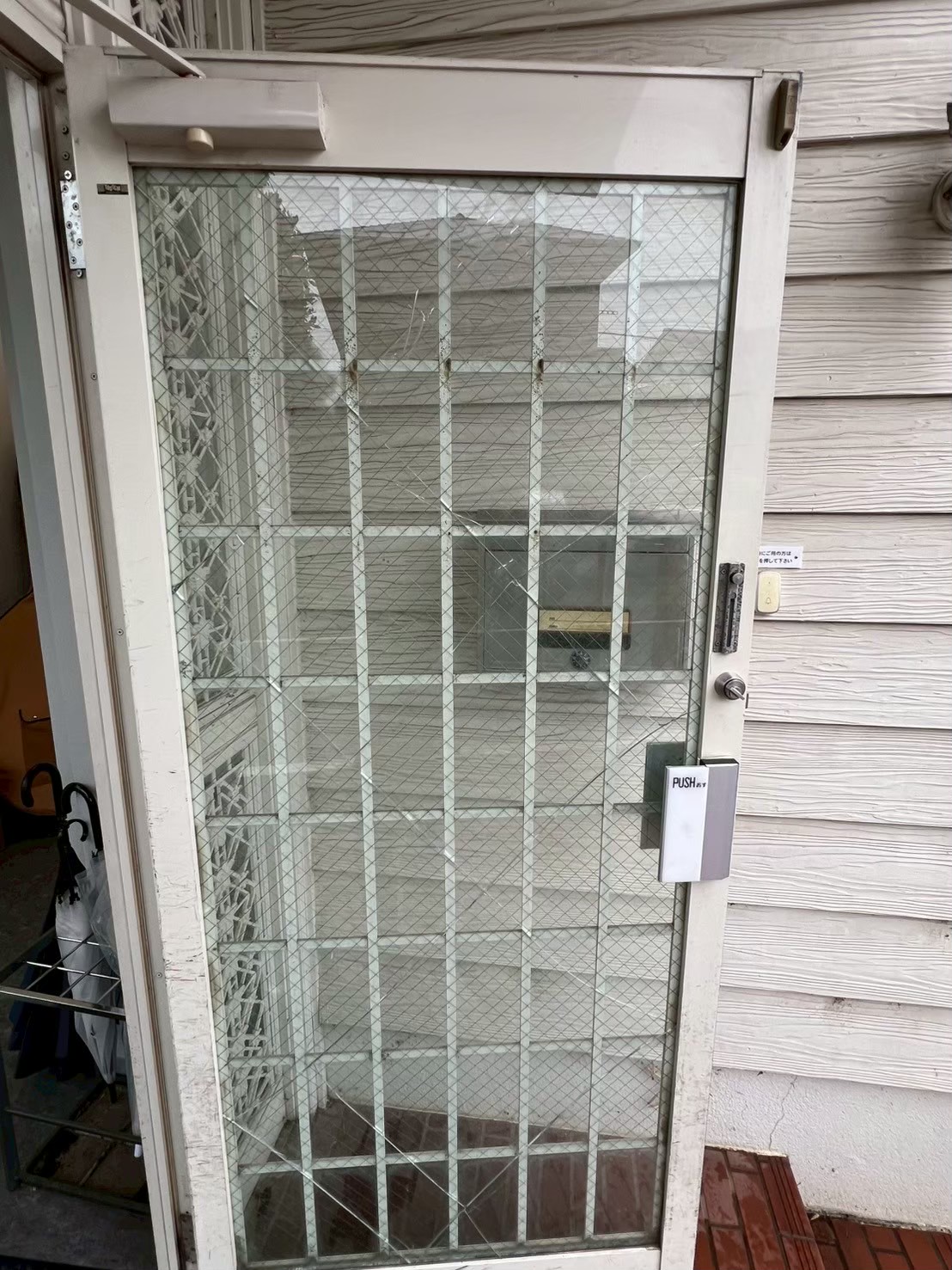 千葉県船橋市｜割れガラス交換工事（網入り透明ガラス・ひし形ワイヤー）の施工事例