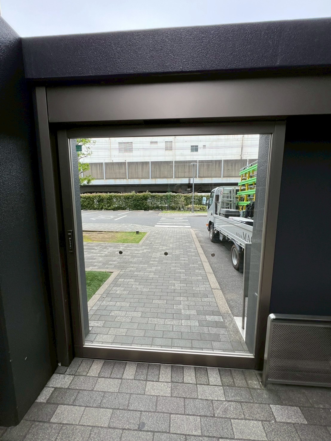 千葉県千葉市稲毛区｜自動ドアガラス交換工事（日本板硝子セキュオ30）の施工事例